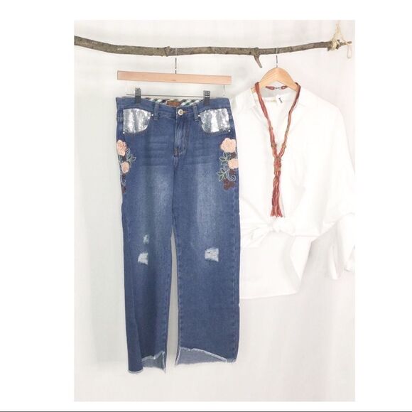boyfriend Fit Distressed Jeans w Floral Embroidery - Picture 10 of 15